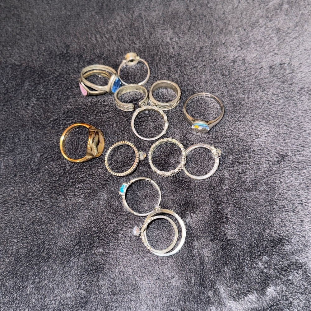 Assortment of 14 rings